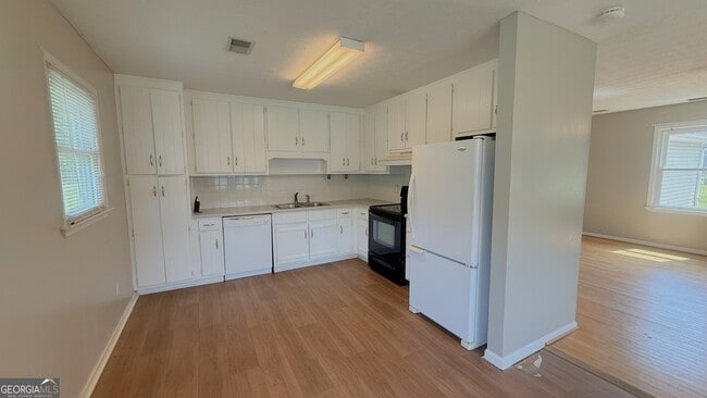 Building Photo - 32 Russell Ln