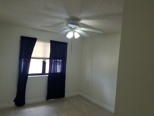 Building Photo - 570 S Park Rd