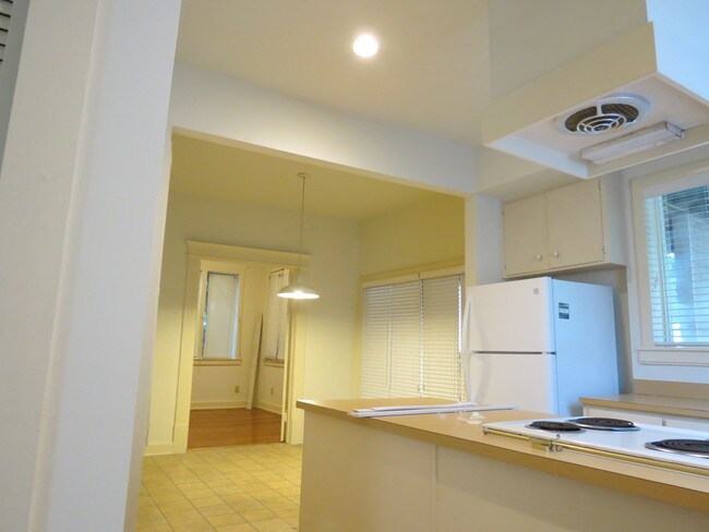 kitchen/dining area/office - 360 Winthrop Ct