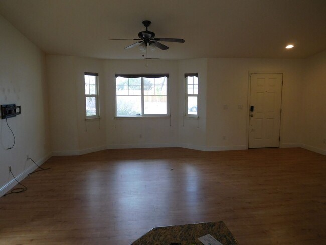 Foto del edificio - Large Home on large lot in Dayton Nevada