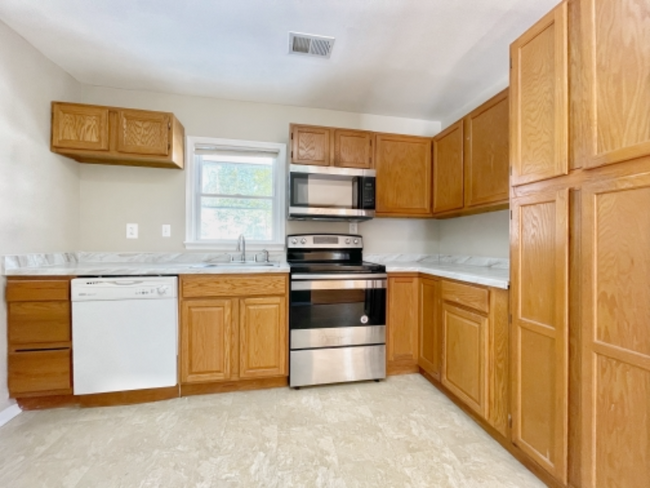 Building Photo - 120 Tulip Dr