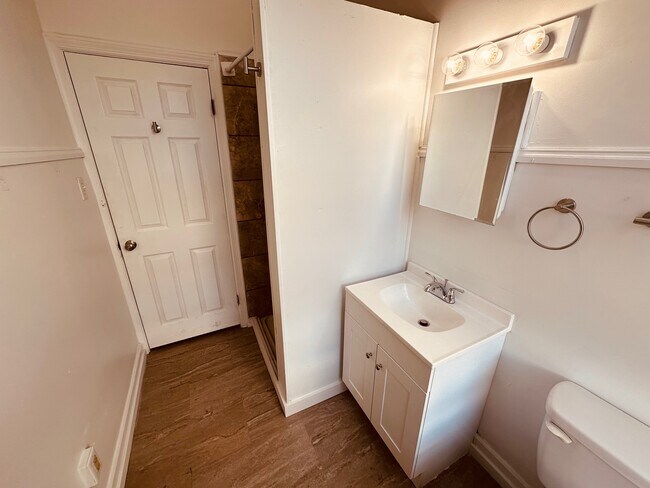 bathroom - 120 N George St