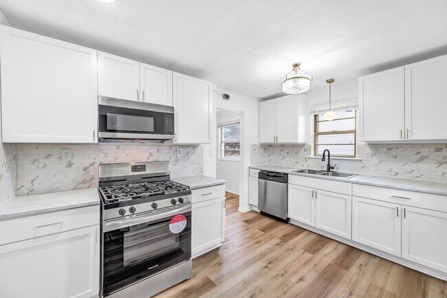 Foto del edificio - Stunning 5 Bed, 2 Bath Euclid Ohio!