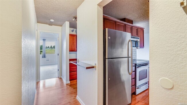 Foto del edificio - Light filled top floor condo.