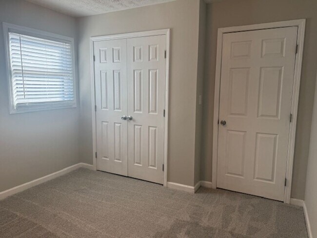 Foto del edificio - Beautifully Updated 5BR / 3.5 Bath Brick Ranch with Finished Basement!