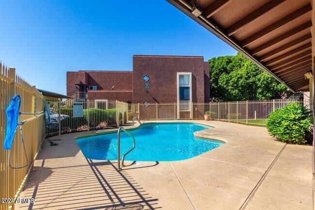 Foto del edificio - 16602 N 25th St