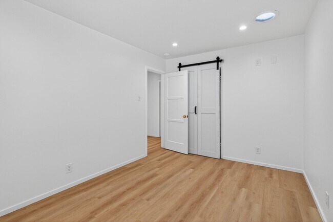 Foto del edificio - 242 Claremont Ave