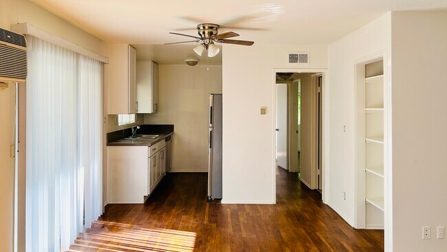 Foto del edificio - 11975 Laurelwood Dr