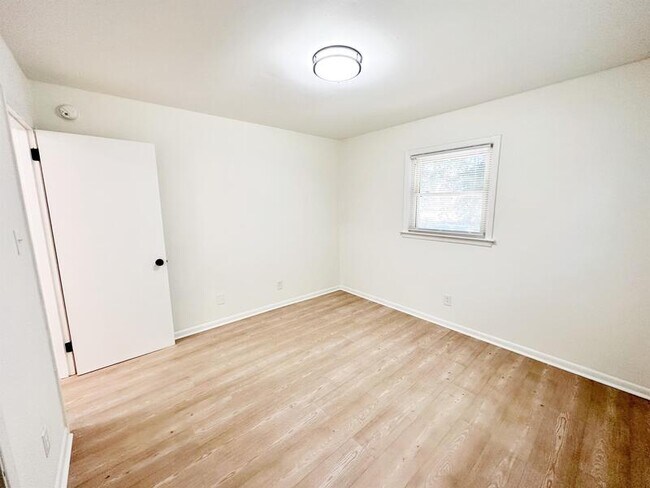 Foto del edificio - 815 Dana Pl