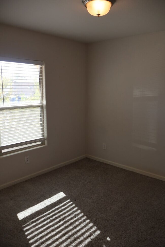 Building Photo - 3 Bed 2 bath home!