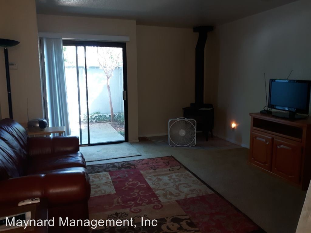 Building Photo - 2 br, 1.5 bath House - 4 Westview Dr.
