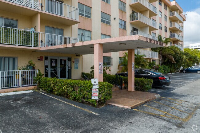 Building Photo - Tall Tree Condominium