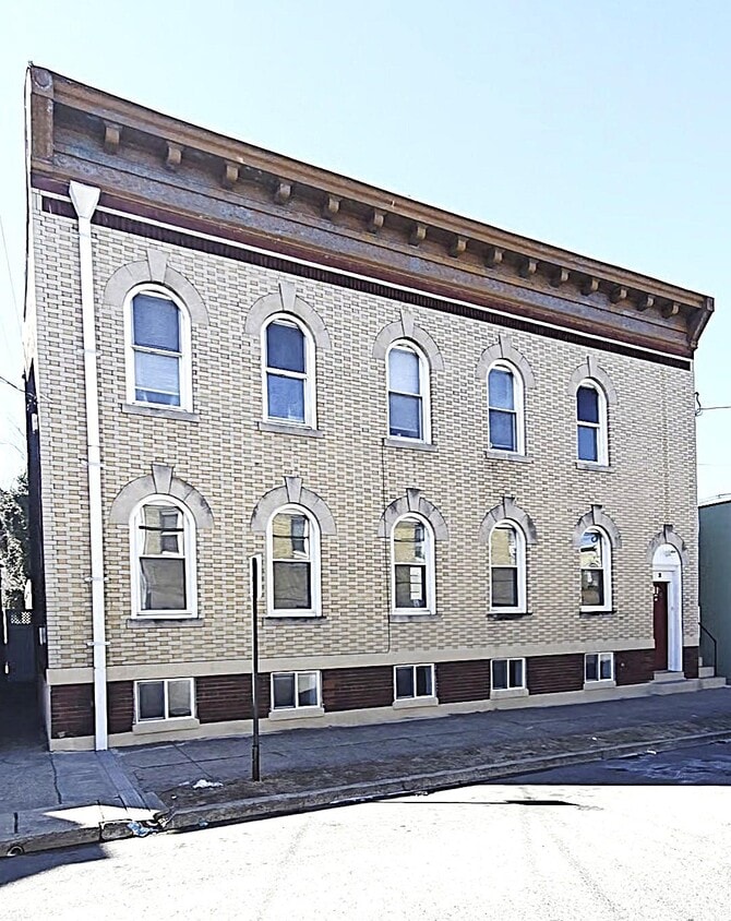 Primary Photo - 31 MacArthur Ave