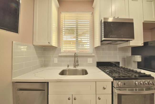 Building Photo - 590 Historic St