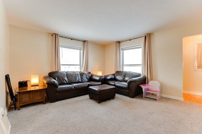 living room - 1428 Lake St NE