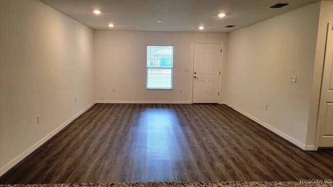 Foto del edificio - 7486 N Galena Ave