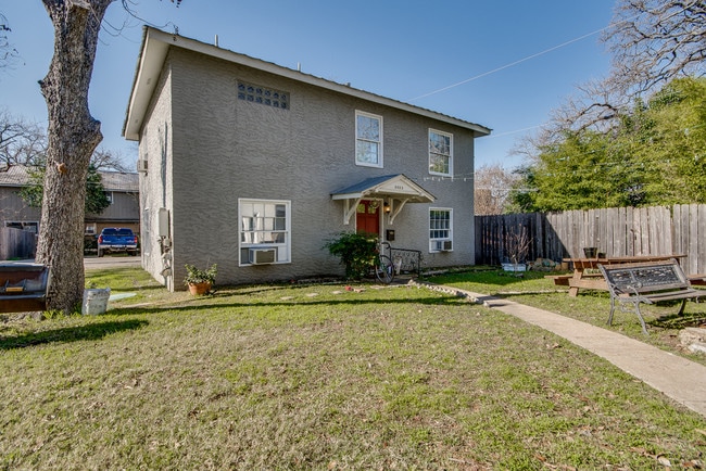 Building Photo - 905 W 30th St