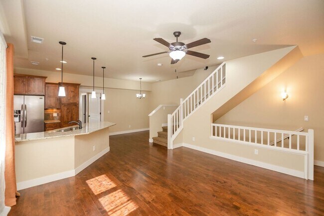 Foto del edificio - 5851 Dripping Rock Ln