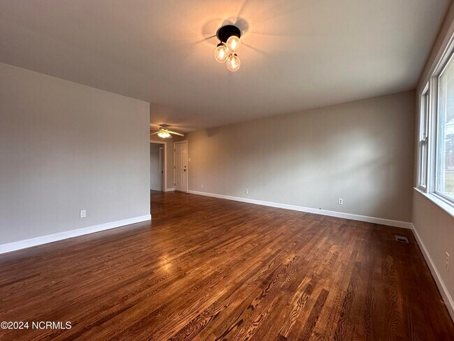 Building Photo - 807 Edgewood Dr