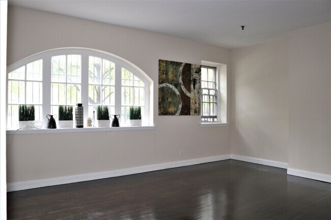 Building Photo - 227 Christopher Columbus Dr