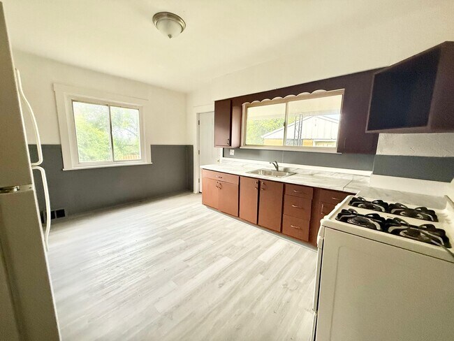 Photo - 864 Vankirk St House