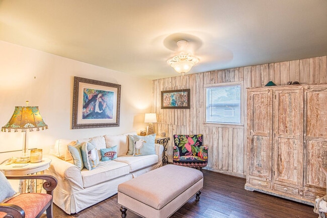 Building Photo - 202 Corto Pl