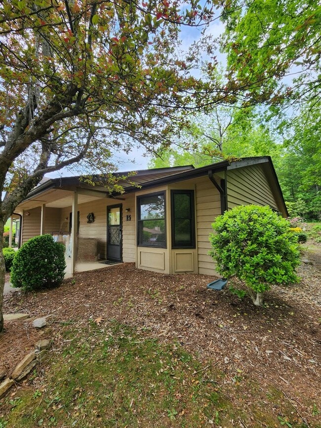 Building Photo - 15 Woodlands Dr