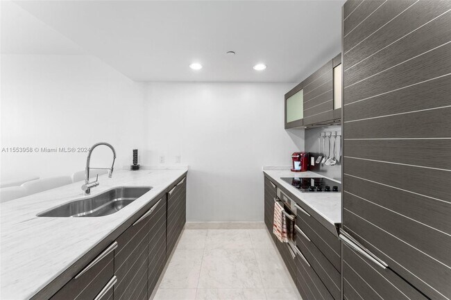 Building Photo - 200 Biscayne Blvd Way