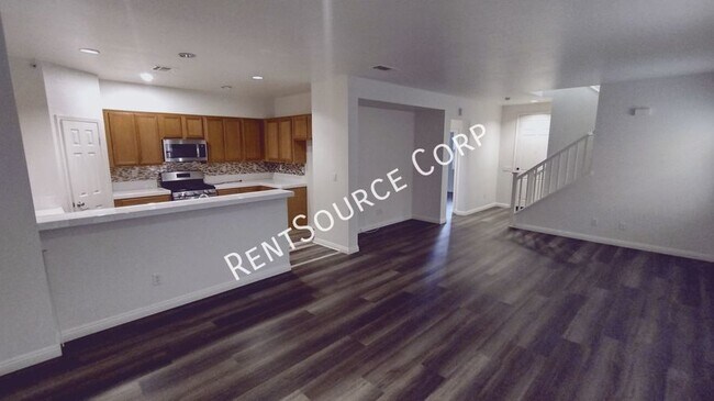 Foto del edificio - Beautiful 4 Bedroom 3 Bathroom Townhome fo...