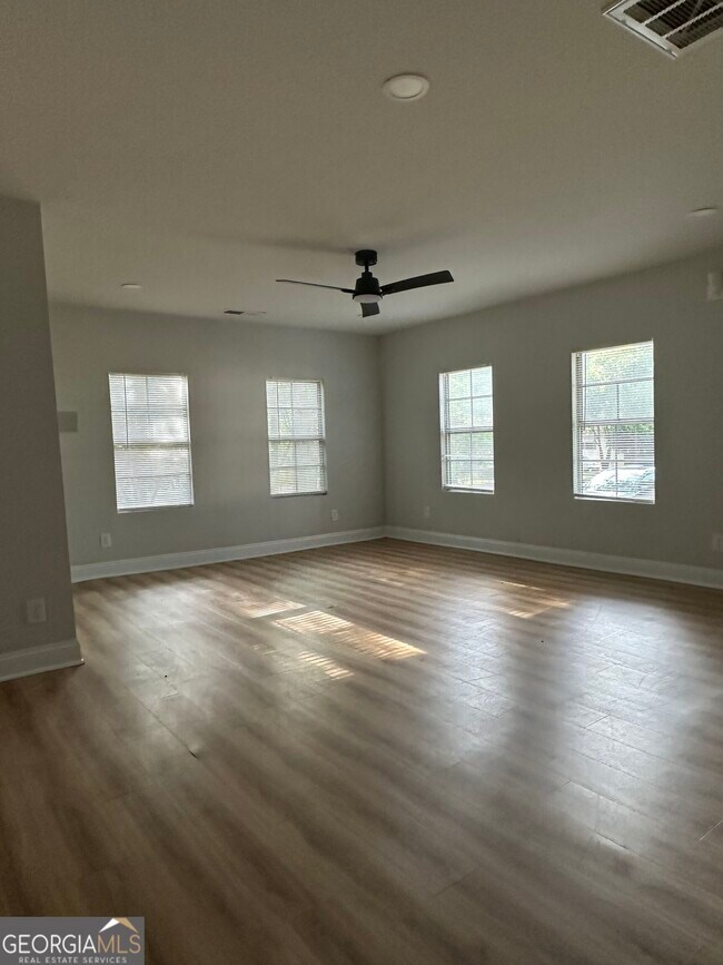 Foto del edificio - 1345 Maple St