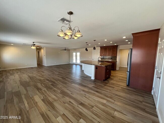 Foto del edificio - 7627 E 4th St