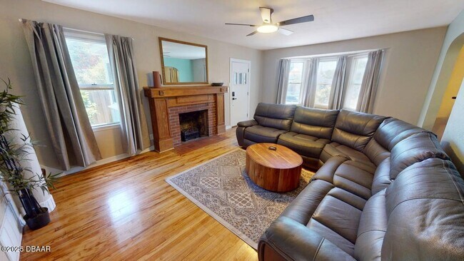 Foto del edificio - 425 Wisteria Rd