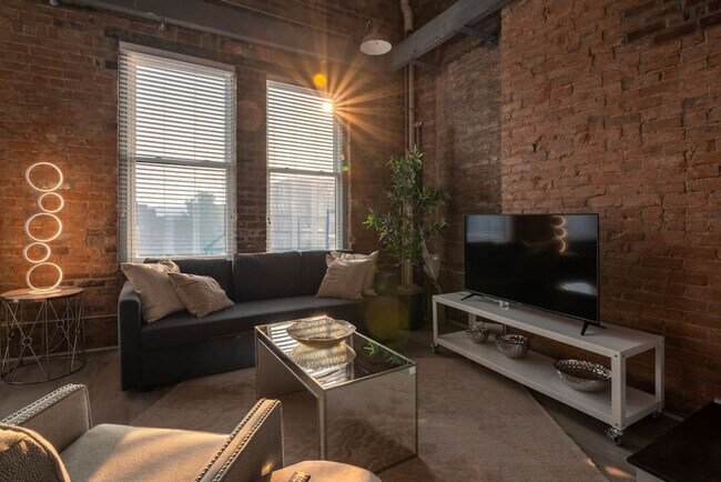 Building Photo - 1906 Elm St