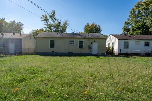Building Photo - Sweet 2 Bedroom, 1 bath  Newly Renovated