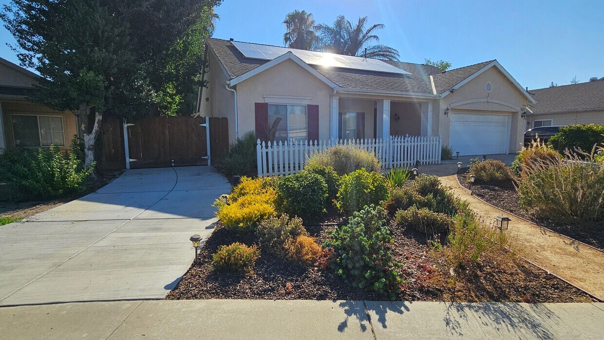 Primary Photo - Kingsburg House for Rent