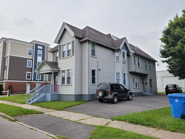 Building Photo - 135 Delevan St