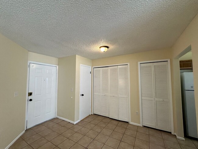 Foto del edificio - 3 bed 2 bath tri plex near UCF