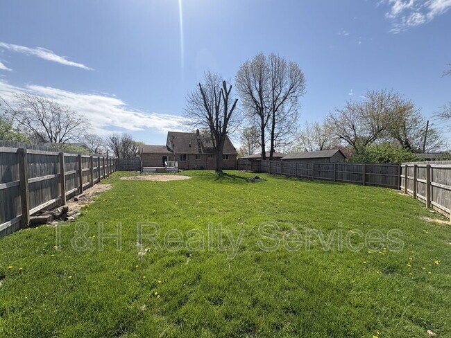 Building Photo - 2704 N Fruitdale Ave