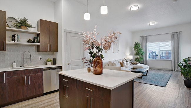 Isla de cocina moderna con vistas abiertas hacia el espacio habitable. - Parkway Lofts