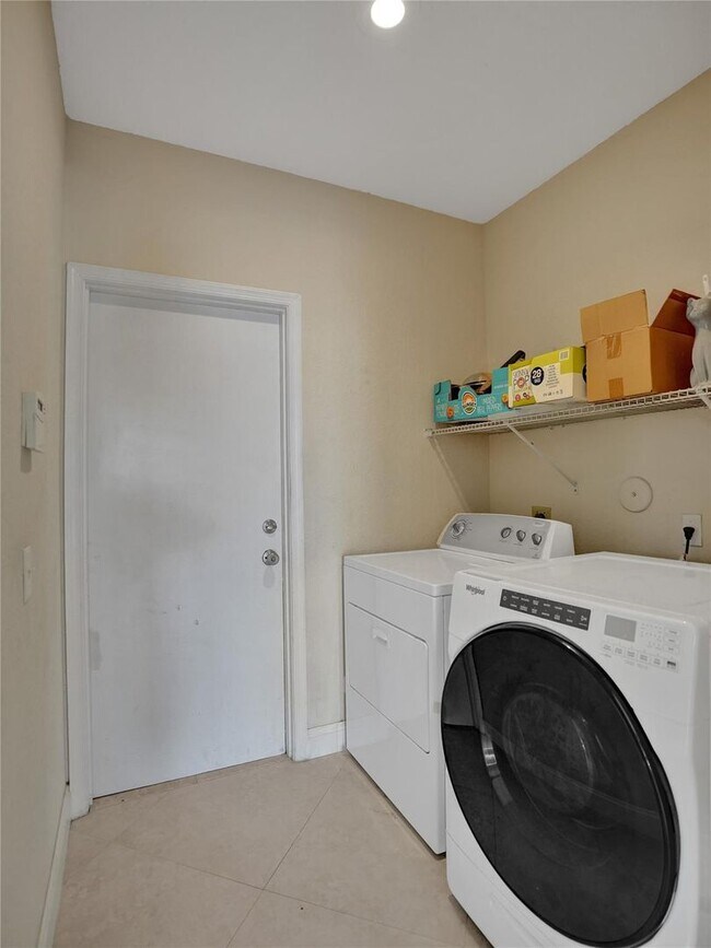 Foto del edificio - 5977 NW 73rd Ct