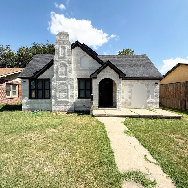 Foto del edificio - Pre-leasing for August! - 5 Bedroom 5 Bath Home Two Story Home!