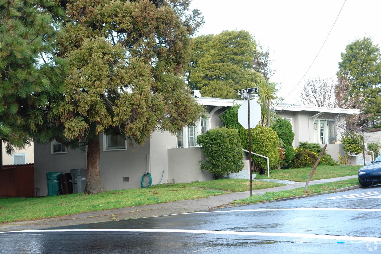 Primary Photo - 974-976 Neilson St