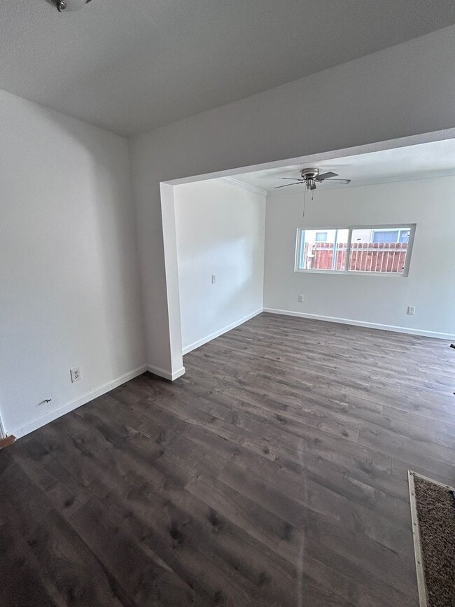 Foto del edificio - Move in Ready in North Hanford Central air/heat, lawn service included