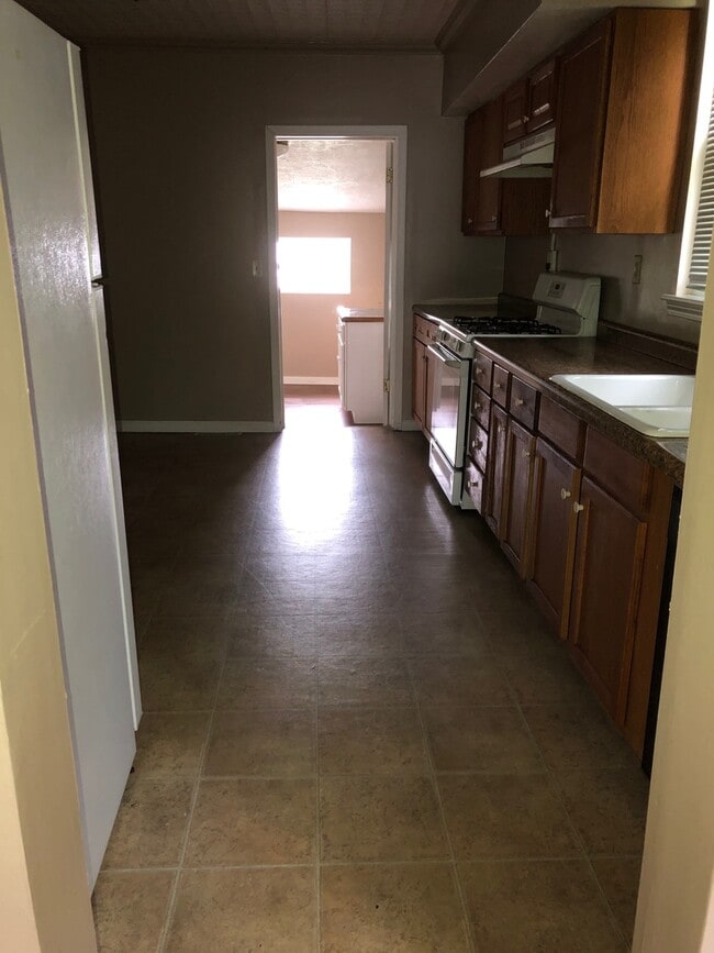 Building Photo - Spacious 3 Bedroom Home