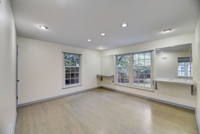 Building Photo - 620 Country Ln