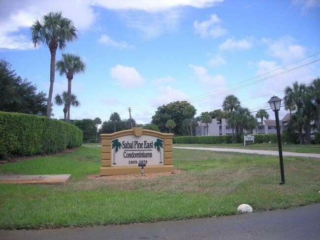 Foto del edificio - 2885 SW 22nd Ave