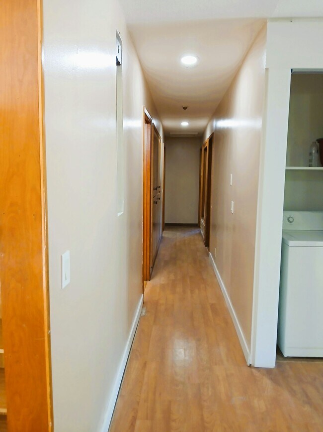 Building Photo - 16545 Des Moines Memorial Dr