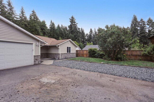 Foto del edificio - Beautifully Updated 3-Bedroom Rambler with Open Floor Plan & Private Fenced Yard