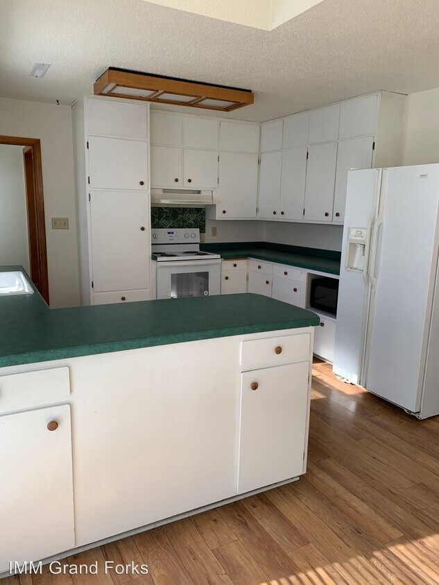 Primary Photo - 4 br, 2 bath House - 910 S. 17th Street