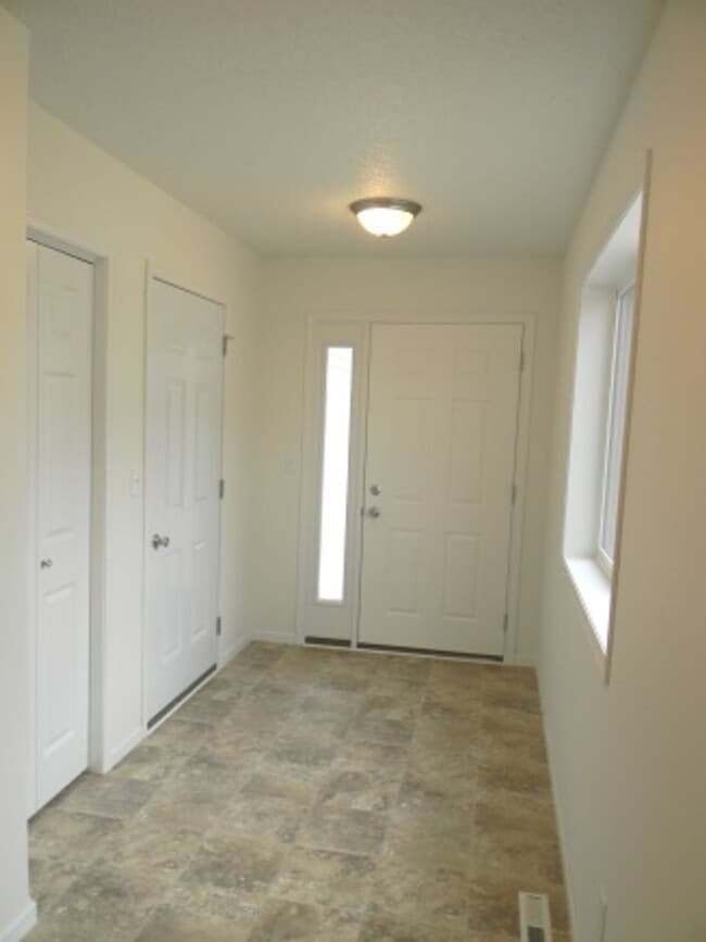 Building Photo - 3 Bed 3 Bath Twin Home